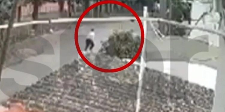 ΒΙΝΤΕΟ ΝΤΟΚΟΥΜΕΝΤΟ: Η συγκλονιστική στιγμή που ο 13χρονος μαχαιρώνει τον συμμαθητή του – Στην εντατική το θύμα