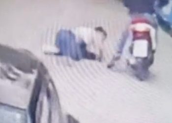 ΒΙΝΤΕΟ ΝΤΟΚΟΥΜΕΝΤΟ: Η στιγμή που ο «μαϊμού» ντελιβεράς αρπάζει την τσάντα γυναίκας και την ρίχνει στο έδαφος