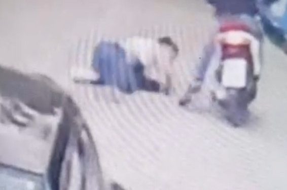 ΒΙΝΤΕΟ ΝΤΟΚΟΥΜΕΝΤΟ: Η στιγμή που ο «μαϊμού» ντελιβεράς αρπάζει την τσάντα γυναίκας και την ρίχνει στο έδαφος