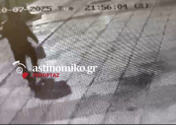 ΒΙΝΤΕΟ ΝΤΟΚΟΥΜΕΝΤΟ: Η στιγμή που μαυροφορεμένος άντρας αφήνει τη βόμβα στην είσοδο της ντισκοτέκ «Jacky Ο»