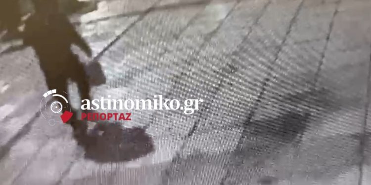 ΒΙΝΤΕΟ ΝΤΟΚΟΥΜΕΝΤΟ: Η στιγμή που μαυροφορεμένος άντρας αφήνει τη βόμβα στην είσοδο της ντισκοτέκ «Jacky Ο»