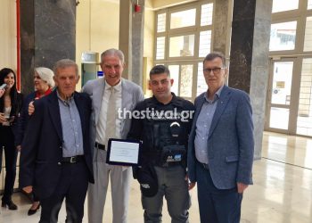 Τιμήθηκε ο δικαστικός αστυνομικός που έσωσε 15χρονο από φλεγόμενο διαμέρισμα – BΙΝΤΕΟ – ΦΩΤΟ