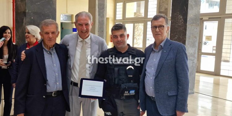 Τιμήθηκε ο δικαστικός αστυνομικός που έσωσε 15χρονο από φλεγόμενο διαμέρισμα – BΙΝΤΕΟ – ΦΩΤΟ