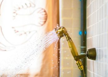 Φριχτός θάνατος βετεράνου πεζοναύτη – «Έβρασε ζωντανός» σε ντουζιέρα ξενοδοχείου – ΒΙΝΤΕΟ