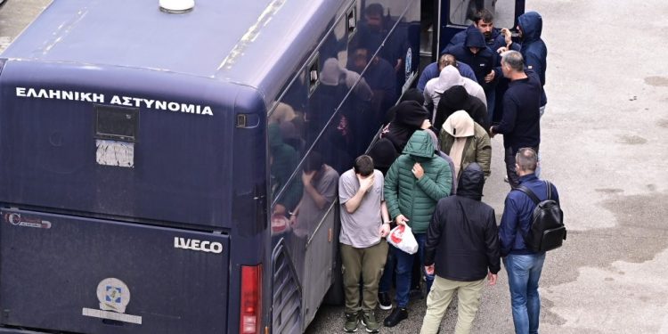 ΟΠΕΚΕΠΕ: Απολογούνται στον Ευρωπαίο ανακριτή οι πρώτοι 12 κατηγορούμενοι – Στο νοσοκομείο έγκυος κατηγορούμενη – ΒΙΝΤΕΟ