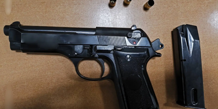 Πετρούπολη: Δύο συλλήψεις για κατοχή όπλου – ΦΩΤΟ