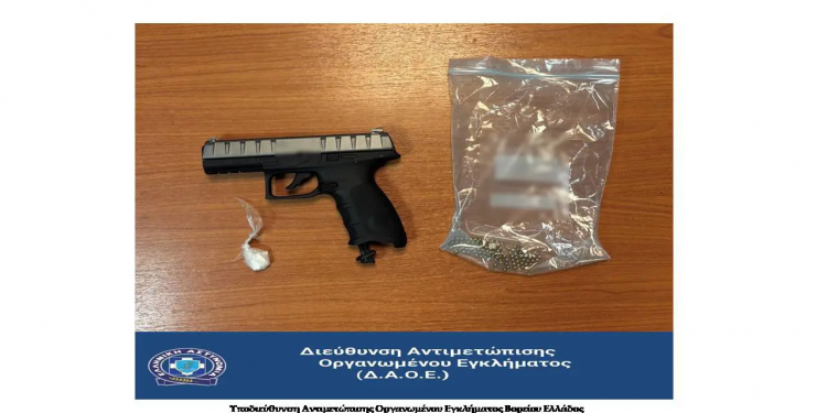 Συνελήφθη 36χρονος στη Θεσσαλονίκη για κατοχή αεροβόλου πιστολιού και κοκαΐνης – ΦΩΤΟ