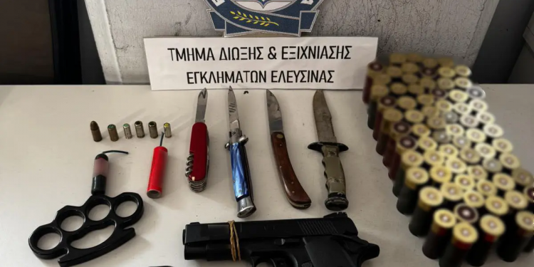 Μίνι οπλοστάσιο είχε στο σπίτι του 17χρονος μαθητής που απείλησε συμμαθητή του σε σχολείο της Ελευσίνας – ΦΩΤΟ