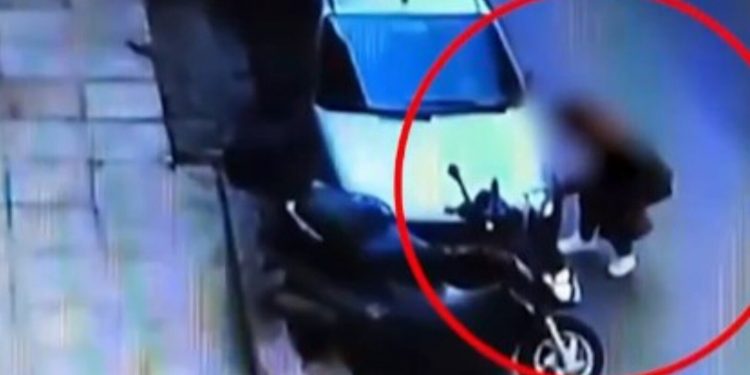 BINTEO NTOKOYMENTO με την γυναίκα που σκάει λάστιχα αυτοκινήτων στο Παγκράτι – Αναζητείται από την ΕΛΑΣ