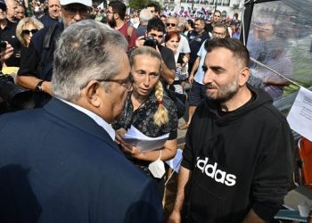 Πλήθος συγκεντρωμένων στο Σύνταγμα για στήριξη στην απεργία πείνας του Π. Ρούτσι