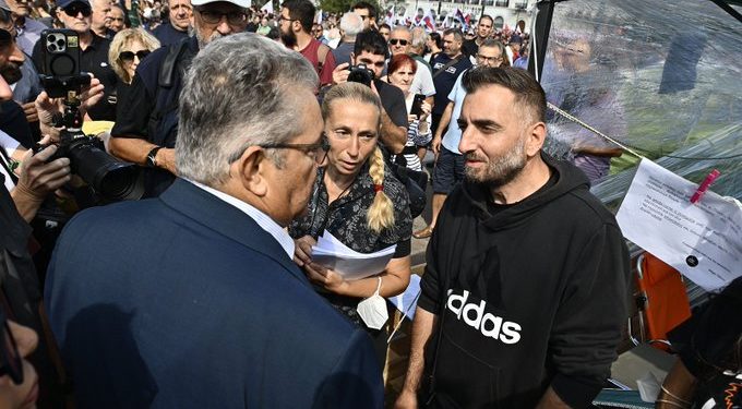 Πλήθος συγκεντρωμένων στο Σύνταγμα για στήριξη στην απεργία πείνας του Π. Ρούτσι