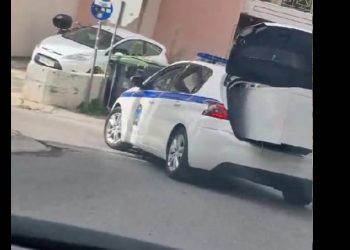 ΒΙΝΤΕΟ ΝΤΟΚΟΥΜΕΝΤΟ: Περιπολικό μεταφέρει ψυγείο στο πορτμπαγκάζ – Διατάχθηκε ΕΔΕ