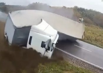 Σοκάρει το θανατηφόρο τροχαίο δυστύχημα στη Ρουμανία – Φορτηγό δίπλωσε και συνέθλιψε αυτοκίνητο – ΒΙΝΤΕΟ – ΦΩΤΟ