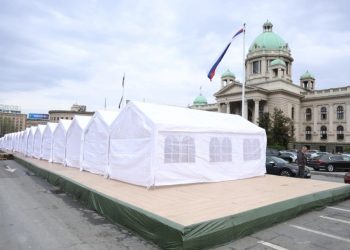 Σερβία: Ένας τραυματίας από πυροβολισμούς έξω από την Βουλή – ΒΙΝΤΕΟ – ΦΩΤΟ