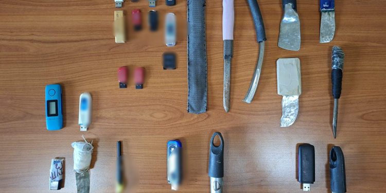 Η αστυνομική επιχείρηση στις φυλακές Τρικάλων ξετρύπωσε …αυτοσχέδια μαχαίρια – ΦΩΤΟ