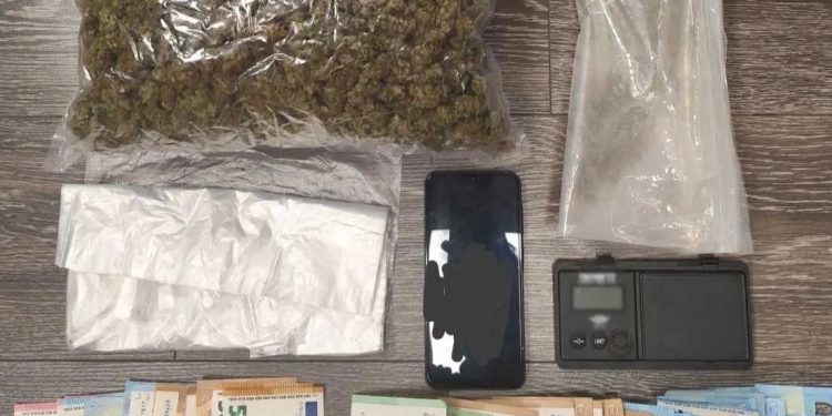 Αστυνομικοί της Σπάρτης πέρασαν χειροπέδες σε 47χρονο διακινητή κάνναβης στην Αθήνα  – ΦΩΤΟ