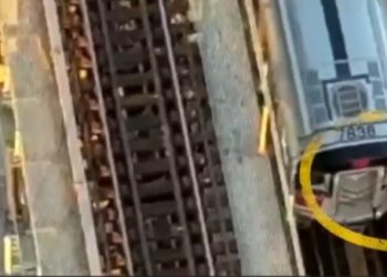 ΒΙΝΤΕΟ ΝΤΟΚΟΥΜΕΝΤΟ από τη στιγμή που 12χρονη κάνει «subway surfing» λίγα λεπτά πριν σκοτωθεί στη Νέα Υόρκη