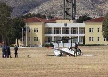 Οι πρώτες εικόνες από το Τατόι: Κόπηκε το αεροσκάφος της Πολεμικής Αεροπορίας – 2 τραυματίες – ΒΙΝΤΕΟ – ΦΩΤΟ