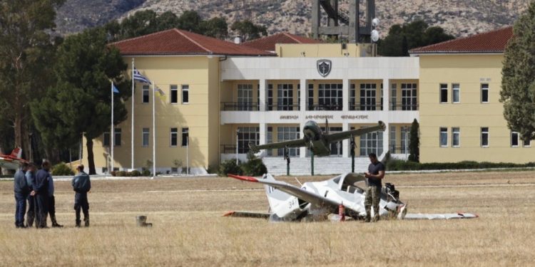 Οι πρώτες εικόνες από το Τατόι: Κόπηκε το αεροσκάφος της Πολεμικής Αεροπορίας – 2 τραυματίες – ΒΙΝΤΕΟ – ΦΩΤΟ