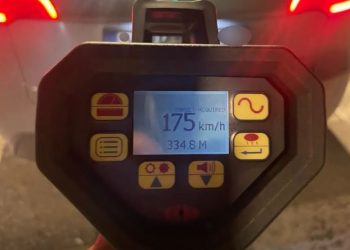 Οι “ραλίστες” της Αττικής και τα αυτοκίνητα πάνω στους γερανούς