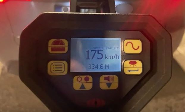 Οι “ραλίστες” της Αττικής και τα αυτοκίνητα πάνω στους γερανούς