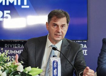 Εμπρηστική επίθεση στο πολιτικό γραφείο του Χάρη Θεοχάρη – «Ήταν μέσα εργαζόμενοι» λέει η ΝΔ – ΦΩΤΟ