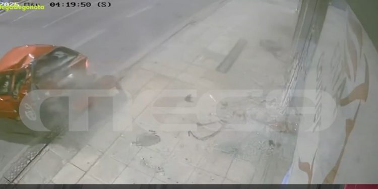 ΒΙΝΤΕΟ ΝΤΟΚΟΥΜΕΝΤΟ από τη στιγμή που τζιπ καρφώνεται σε τζαμαρία των ΕΛΤΑ – ΦΩΤΟ