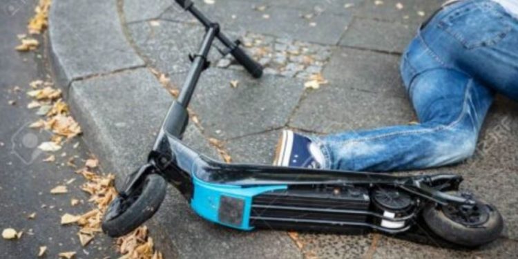 ΒΙΝΤΕΟ ΝΤΟΚΟΥΜΕΝΤΟ από το τροχαίο στην Πέτρου Ράλλη όπου μοτοσικλετιστής σκότωσε και εγκατέλειψε 44χρονο με πατίνι