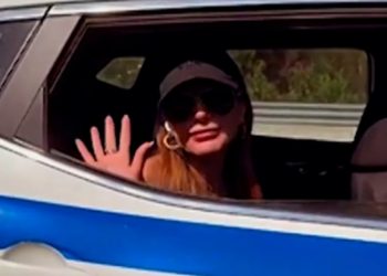 Περιπολικό μετέφερε την Δέσποινα Βανδή γιατί… έπαθε λάστιχο – ΒΙΝΤΕΟ