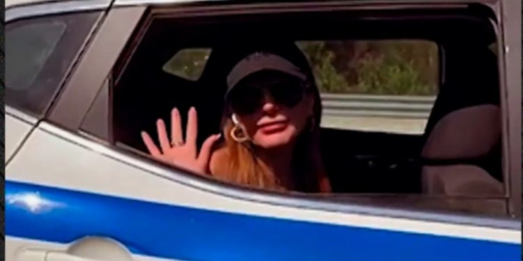 Περιπολικό μετέφερε την Δέσποινα Βανδή γιατί… έπαθε λάστιχο – ΒΙΝΤΕΟ