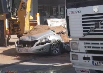 Σοκαριστικό τροχαίο στη Βάρη: Φορτηγό ανετράπη και «έλιωσε» αυτοκίνητο – ΒΙΝΤΕΟ