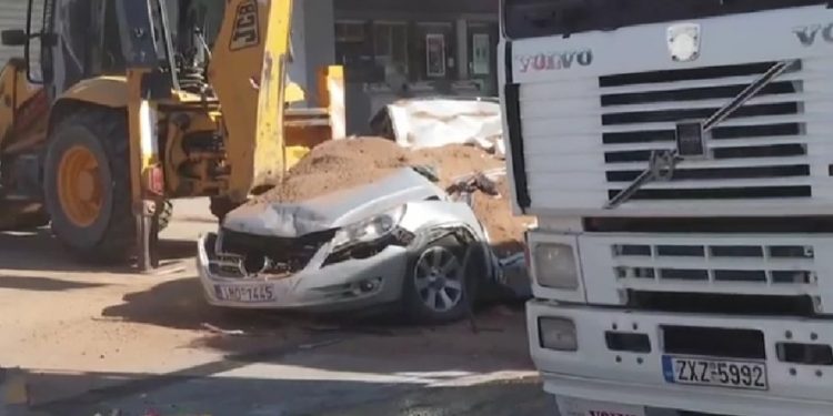 Σοκαριστικό τροχαίο στη Βάρη: Φορτηγό ανετράπη και «έλιωσε» αυτοκίνητο – ΒΙΝΤΕΟ