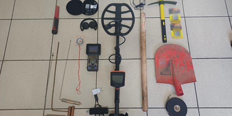 Ευρυτανία: Συνελήφθη άνδρας με βέργες ραβδοσκοπίας και ανιχνευτές μετάλλων – ΦΩΤΟ