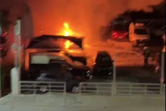 BINTEO NTOKOYMENTO από την εμπρηστική επίθεση σε αντιπροσωπεία αυτοκινήτων στη Νέα Χαλκηδόνα