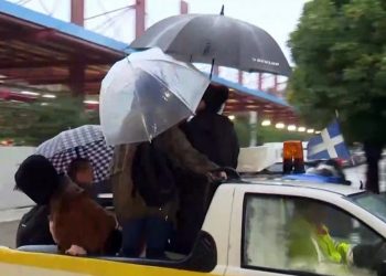 «Βροχή» τα προβλήματα από την ADEL: Με… καρότσα μεταφέρουν τον κόσμο στον ΗΣΑΠ στο Μοσχάτο – ΦΩΤΟ