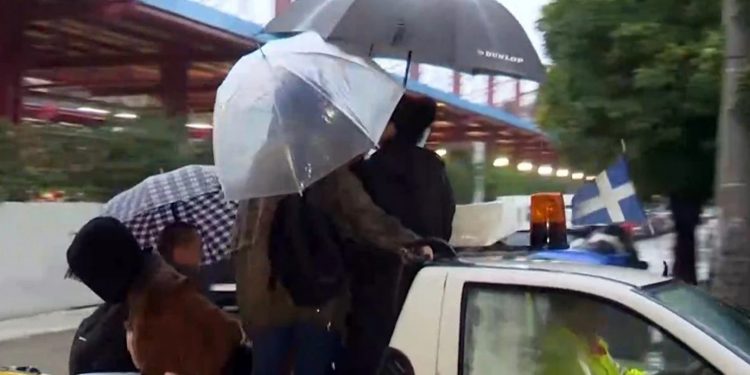 «Βροχή» τα προβλήματα από την ADEL: Με… καρότσα μεταφέρουν τον κόσμο στον ΗΣΑΠ στο Μοσχάτο – ΦΩΤΟ