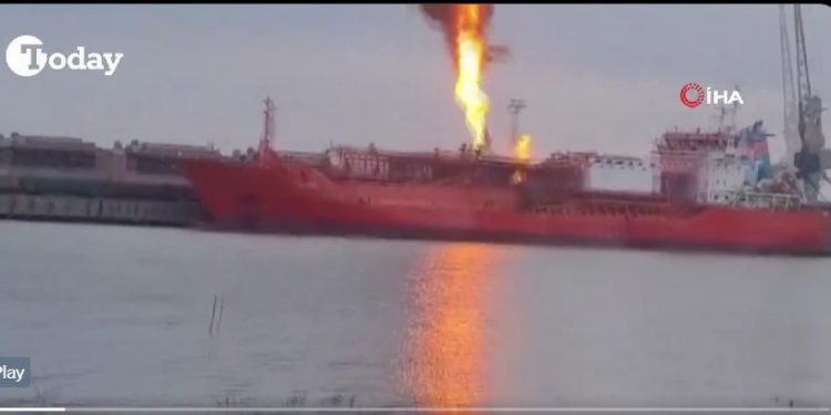 Στις φλόγες τουρκικό δεξαμενόπλοιο με 4.000 τόνους υγραερίου από ρωσικά πυρά στην Οδησσό – ΒΙΝΤΕΟ – ΦΩΤΟ