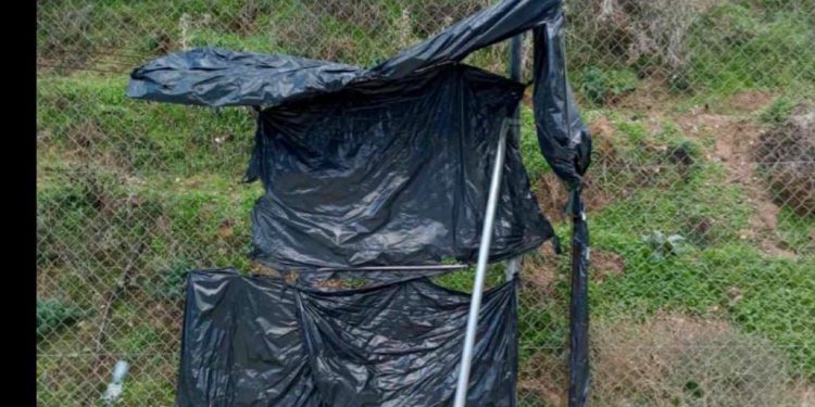 Φυλάκιο από «σακούλες» στο Κέντρο Μεταναστών στις Σέρρες – ΦΩΤΟ