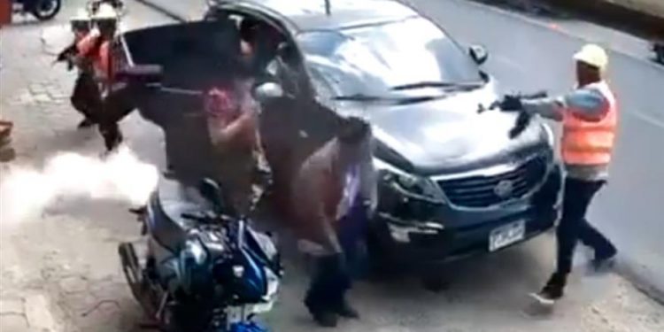 Σοκαριστικό ΒΙΝΤΕΟ ΝΤΟΚΟΥΜΕΝΤΟ: Ντύθηκαν εργάτες και εκτέλεσαν εργολάβο και τη σύζυγό του στη μέση του δρόμου