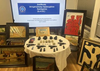 Συνελήφθη γνωστός δικηγόρος με πλαστούς πίνακες και όπλα – ΒΙΝΤΕΟ – ΦΩΤΟ