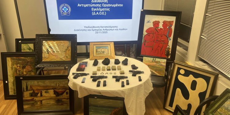 Συνελήφθη γνωστός δικηγόρος με πλαστούς πίνακες και όπλα – ΒΙΝΤΕΟ – ΦΩΤΟ