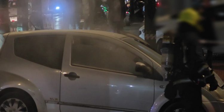 Φωτιά εν κινήσει σε όχημα στη Συγγρού: Κλειστή η Πετμεζά, αυξημένη η κίνηση – ΦΩΤΟ