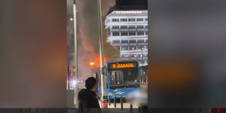 Θεσσαλονίκη: Λεωφορείο εν κινήσει και με επιβάτες «λαμπάδιασε» – ΒΙΝΤΕΟ – ΦΩΤΟ