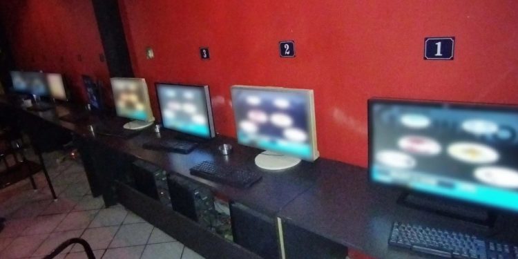 «Λουκέτο» σε μαγαζί με «φρουτάκια» στην Αθήνα – Συνελήφθησαν 4  άτομα ανάμεσά τους και η ιδιοκτήτρια – ΦΩΤΟ