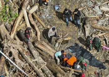 Ινδονησία: Πλημμύρες και κατολισθήσεις έπληξαν την Παπούα, με θύματα κυρίως παιδιά – ΦΩΤΟ