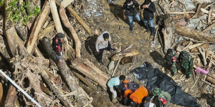 Ινδονησία: Πλημμύρες και κατολισθήσεις έπληξαν την Παπούα, με θύματα κυρίως παιδιά – ΦΩΤΟ