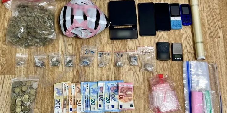 Σπείρα διακινούσε ηρωίνη, κάνναβη και μεθαδόνη σε Αθήνα και Βύρωνα – Συνελήφθη η 61χρονη αρχηγός – ΦΩΤΟ