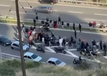 Χαλκίδα: Μοτοσικλετιστές έκλεισαν την Υψηλή Γέφυρα και έκαναν κόντρες ανενόχλητοι – ΒΙΝΤΕΟ