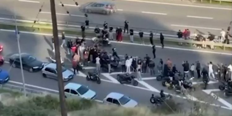 Χαλκίδα: Μοτοσικλετιστές έκλεισαν την Υψηλή Γέφυρα και έκαναν κόντρες ανενόχλητοι – ΒΙΝΤΕΟ