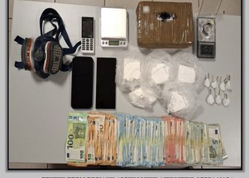 Λάρισα: Στα χέρια της ΕΛΑΣ διακινητής κοκαΐνης με σχεδόν 2 κιλά – Συνεργάτης του κατάπιε ναρκωτικά και αντιστάθηκε στους αστυνομικούς – ΦΩΤΟ